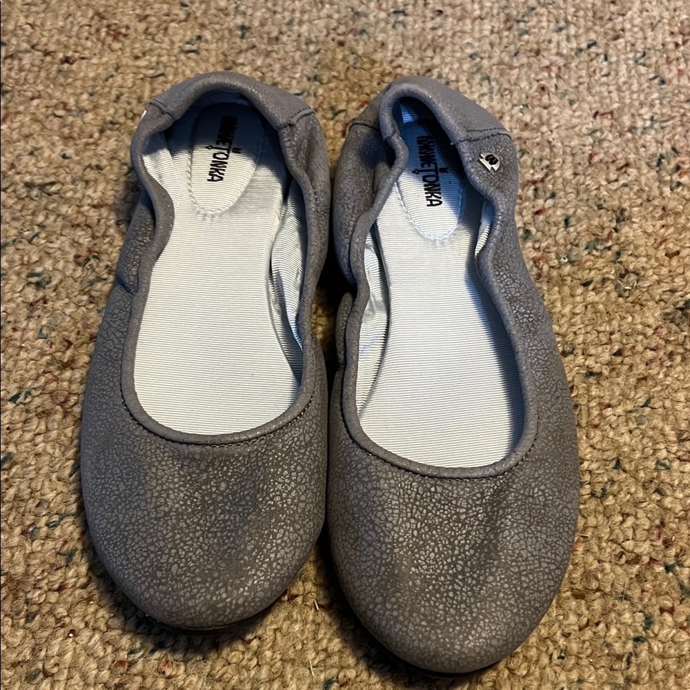 Minnetonka Women's Gray Flats